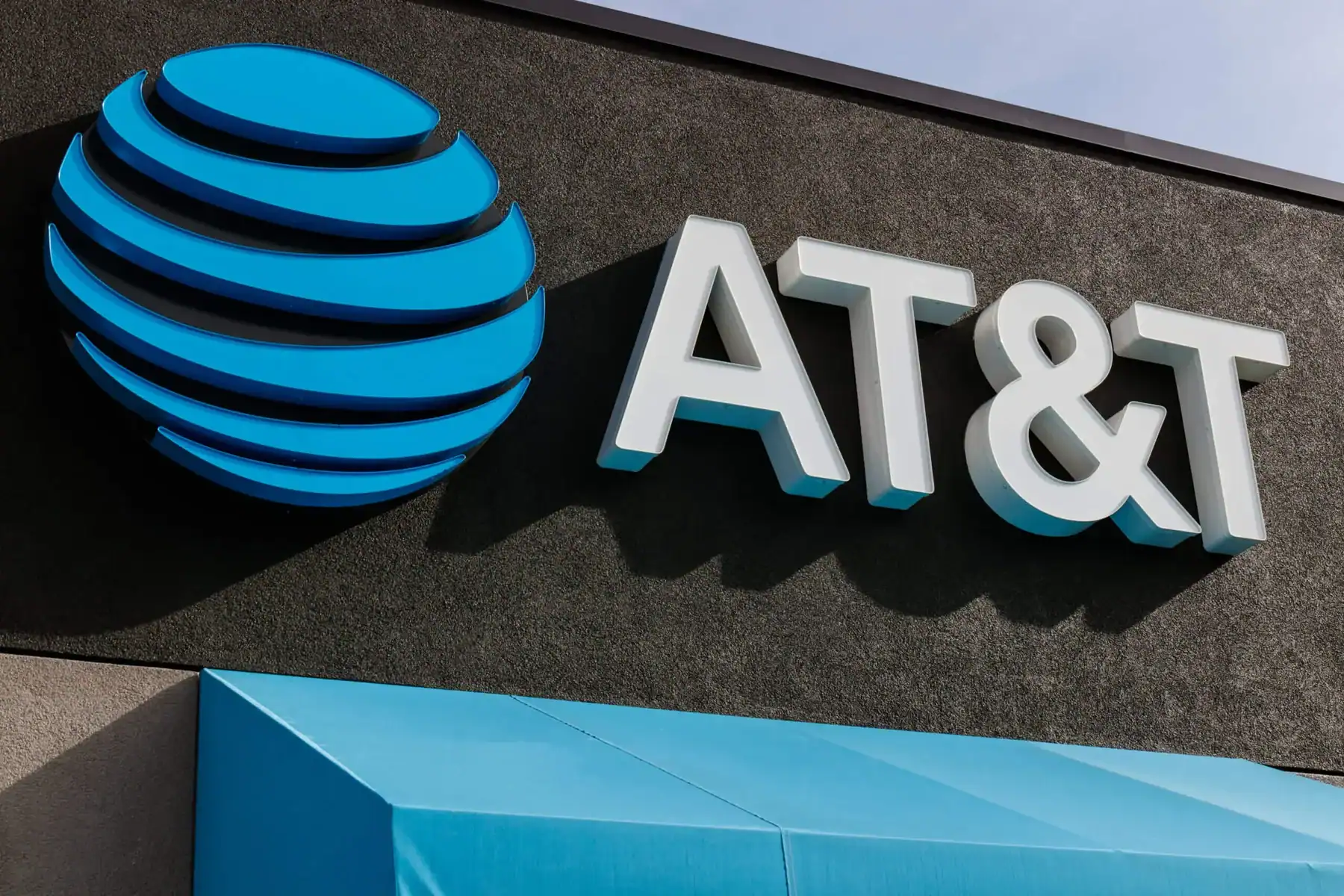 AT&T logo on building exterior, related to the 2025 lawsuit and legal issues involving telecommunications giant AT&T.